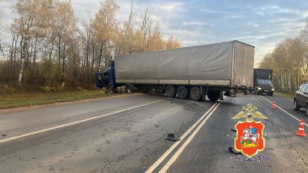 Пять человек погибли в ДТП с грузовиком и Lada Priora под Москвой. Изувеченное отечественное авто сняли на видео