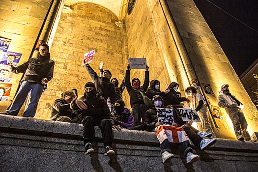 Оппозиция начала строить сцену для митинга у парламента Грузии в Тбилиси